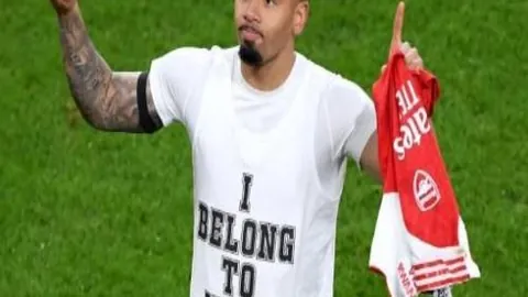 “凯恩再展神威，德甲19队皆受挫，奥利塞助力双杀，萨内成就新里程碑，拜仁惊险幸免于难”